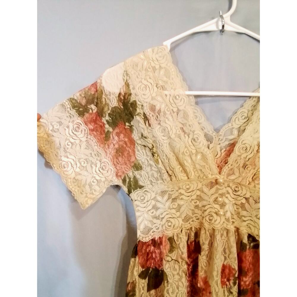 Pretty Good; Beige lace top with roses - Picture 6 of 8